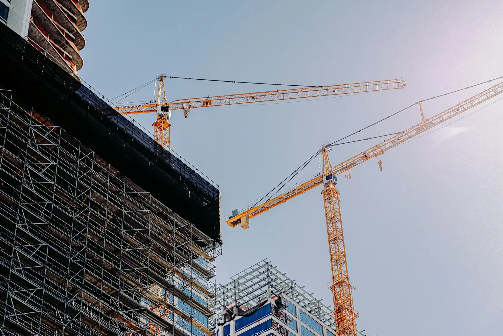 Grúa en construcción de edificación institucional
