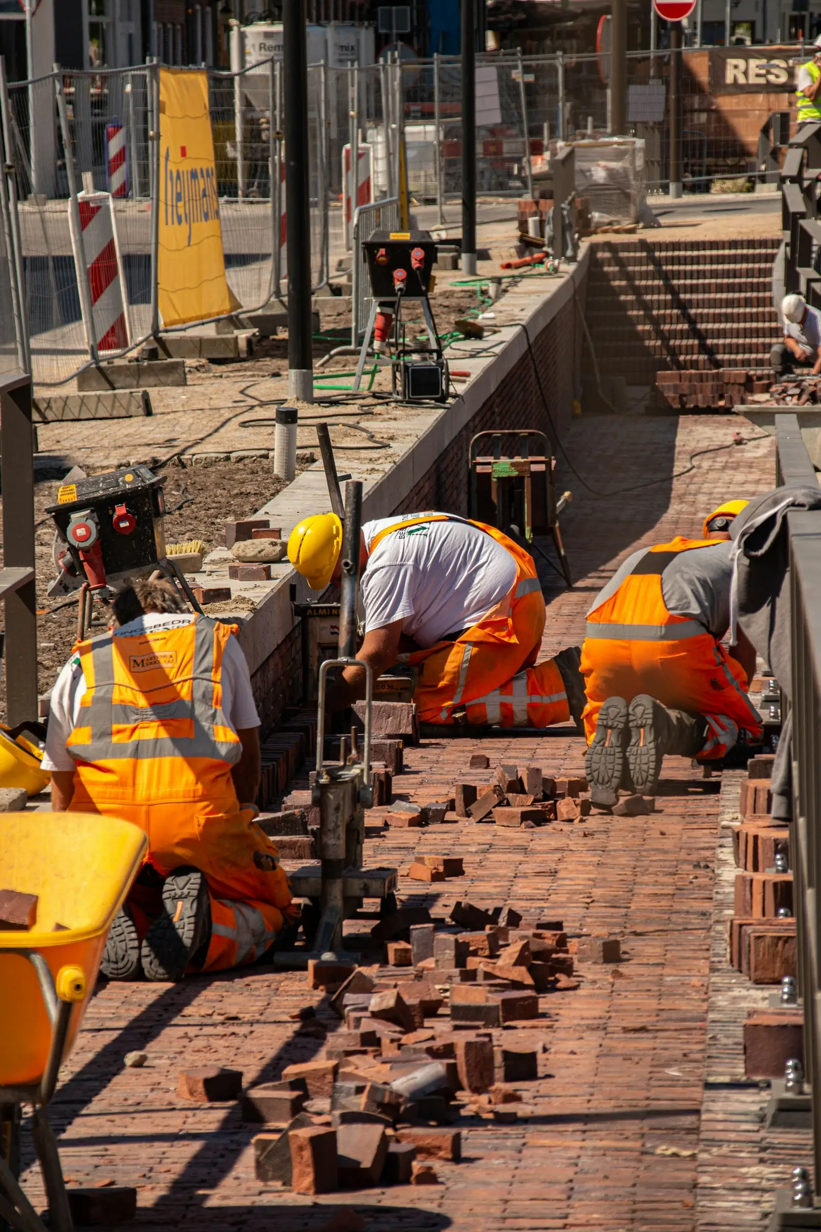 Trabajadores fundiendo un andén en concreto