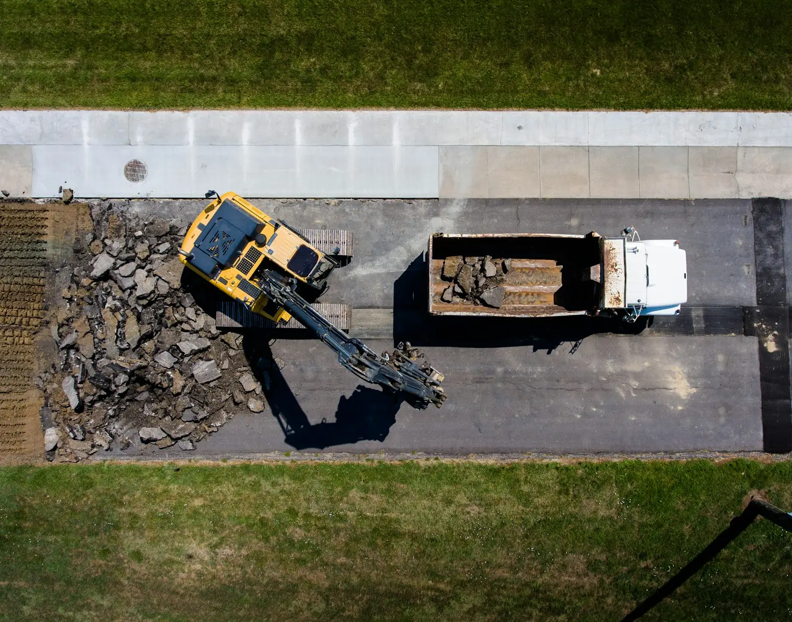 Maquinaria pesada trabajando en una vía industrial